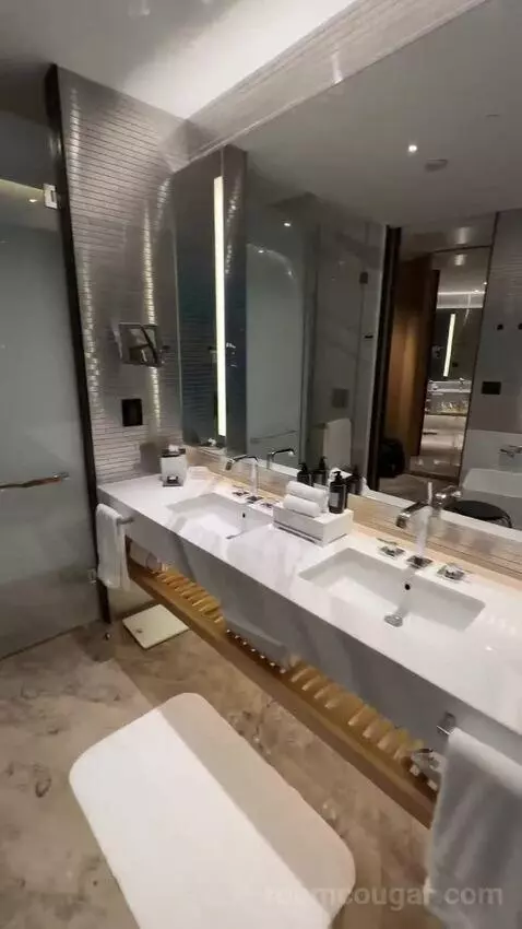 Spectacular Pearl Tower View King bathroom picture #6