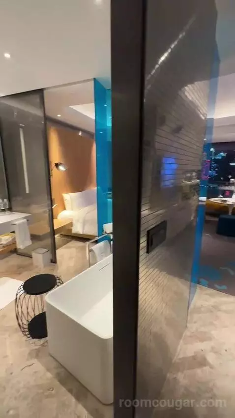 Spectacular Pearl Tower View King bathroom picture #2