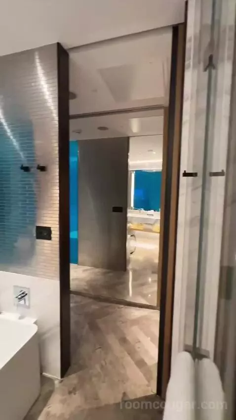 Spectacular Pearl Tower View King bathroom picture #11