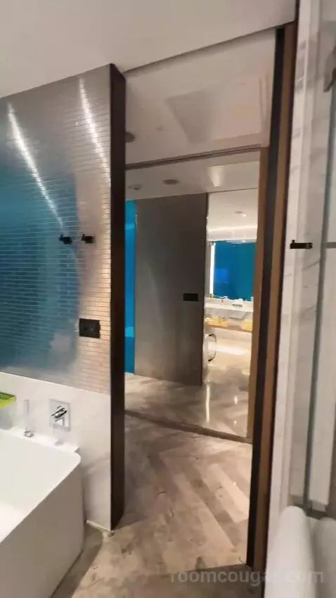 Spectacular Pearl Tower View King bathroom picture #12