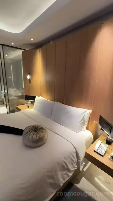 Spectacular Pearl Tower View King bed picture #1