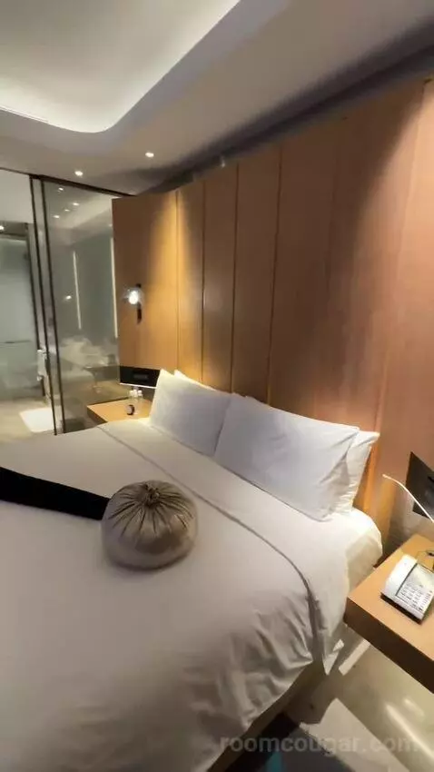 Spectacular Pearl Tower View King bed picture #2