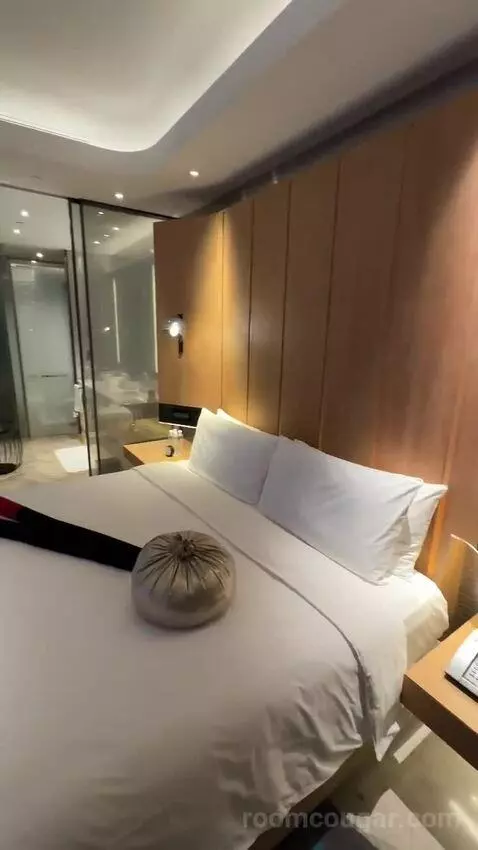 Spectacular Pearl Tower View King bed picture #3