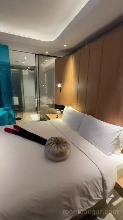 Spectacular Pearl Tower View King bed picture #5