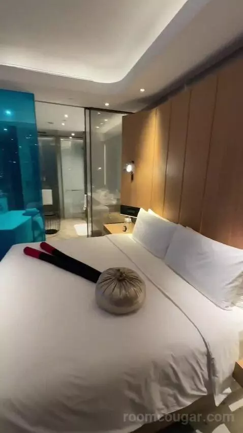 Spectacular Pearl Tower View King bed picture #6