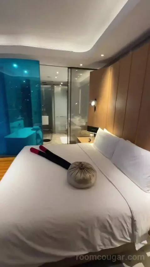 Spectacular Pearl Tower View King bed picture #8