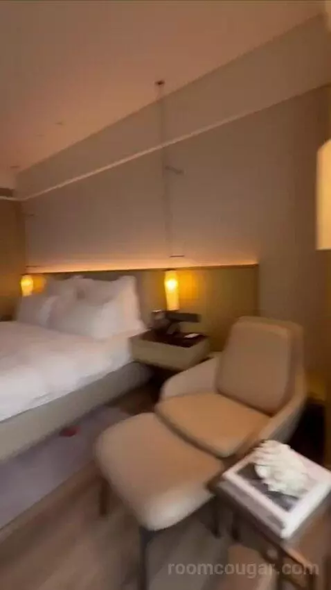 One-Bedroom Executive Grand King Suite with Executive Lounge Access (#3225) bed picture #1
