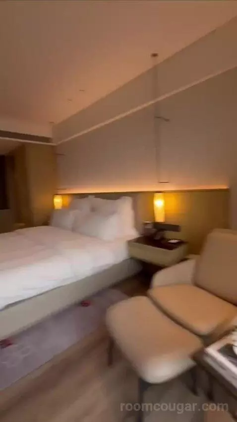 One-Bedroom Executive Grand King Suite with Executive Lounge Access (#3225) bed picture #2