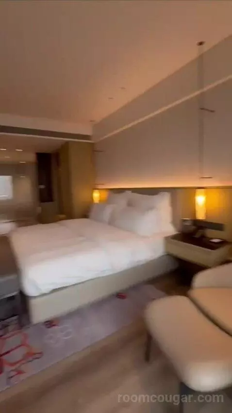 One-Bedroom Executive Grand King Suite with Executive Lounge Access (#3225) bed picture #3