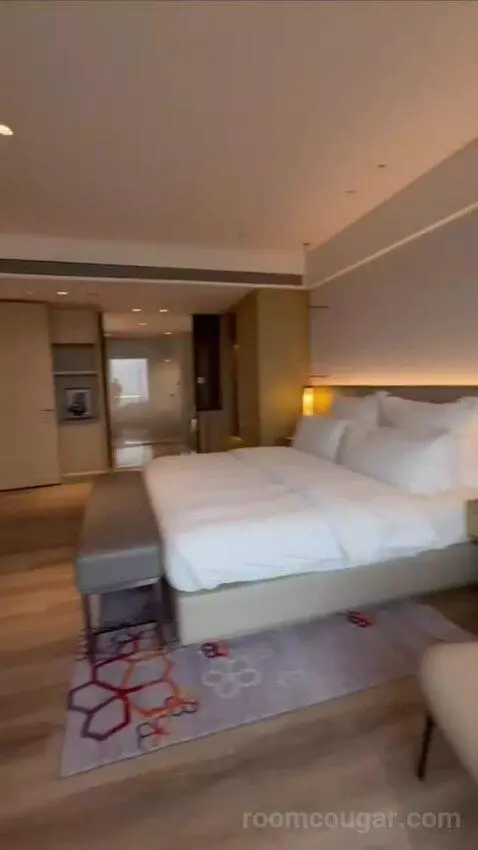 One-Bedroom Executive Grand King Suite with Executive Lounge Access (#3225) bed picture #5