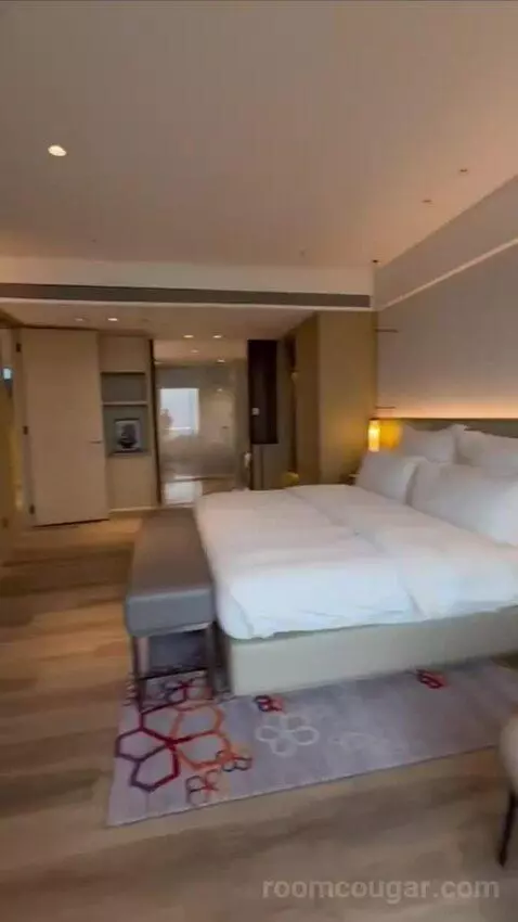 One-Bedroom Executive Grand King Suite with Executive Lounge Access (#3225) bed picture #6
