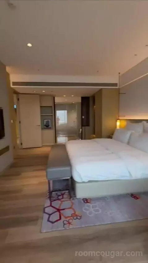 One-Bedroom Executive Grand King Suite with Executive Lounge Access (#3225) bed picture #7