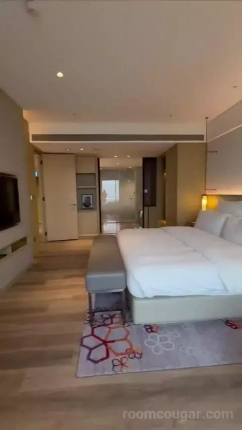 One-Bedroom Executive Grand King Suite with Executive Lounge Access (#3225) bed picture #8