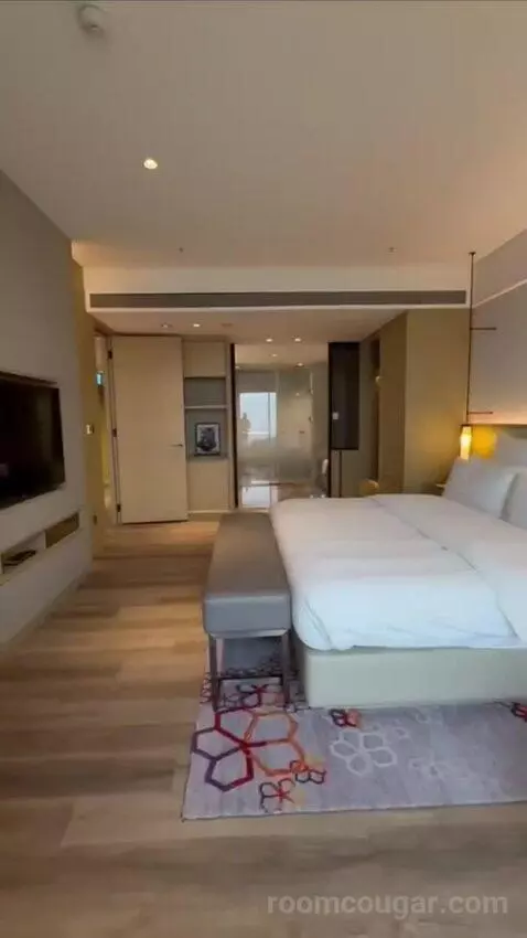 One-Bedroom Executive Grand King Suite with Executive Lounge Access (#3225) bed picture #9