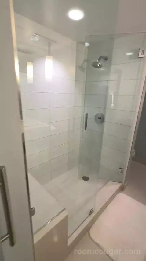 Sky Pad (2 Queen) bathroom picture #2