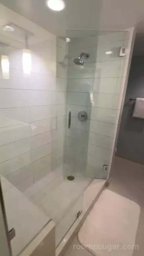 Sky Pad (2 Queen) bathroom picture #4