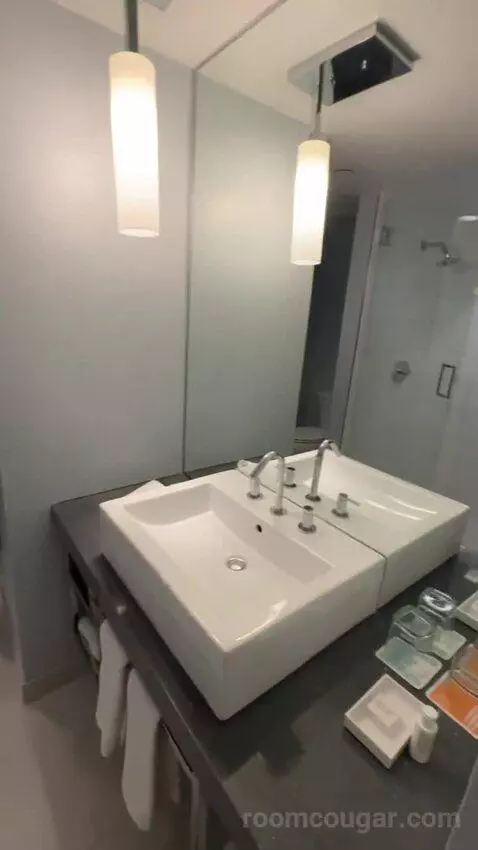 Sky Pad (2 Queen) bathroom picture #5