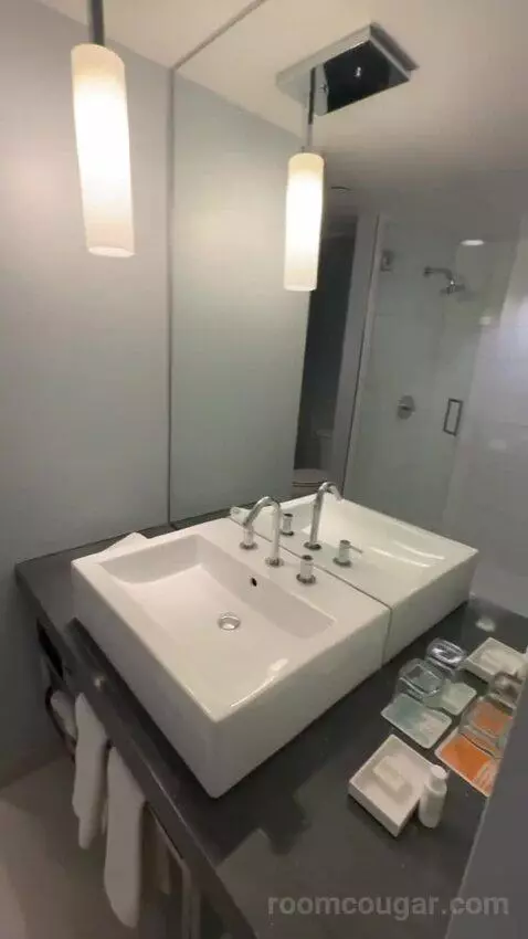 Sky Pad (2 Queen) bathroom picture #6