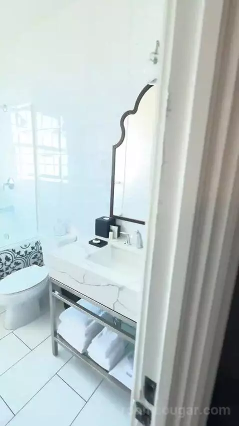 Classic King Room with Ocean View (#905) bathroom picture #2
