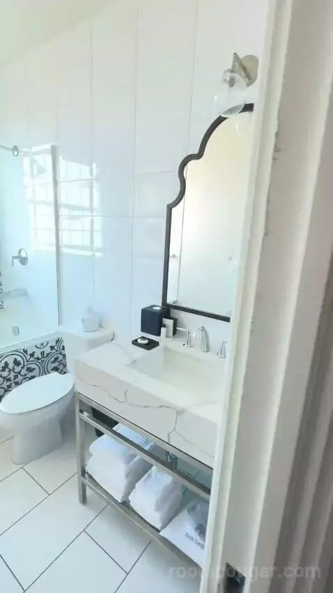 Classic King Room with Ocean View (#905) bathroom picture #3