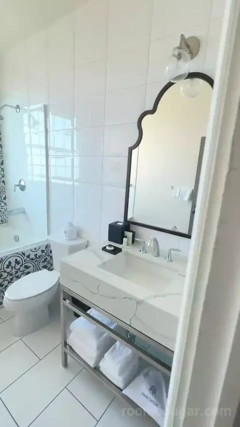 Classic King Room with Ocean View (#905) bathroom picture #4