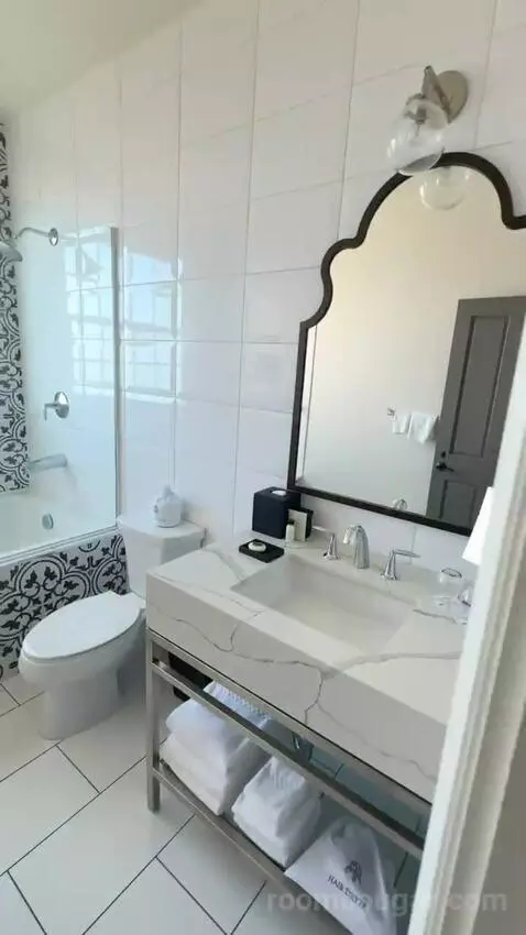 Classic King Room with Ocean View (#905) bathroom picture #5