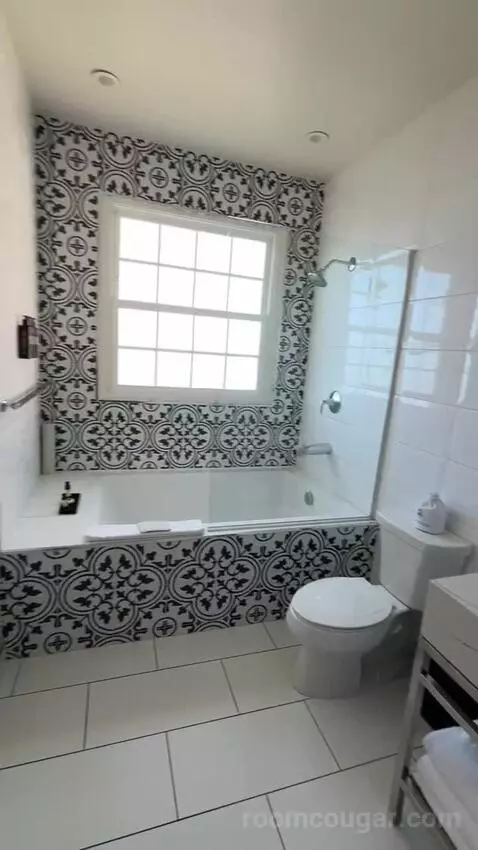 Classic King Room with Ocean View (#905) bathroom picture #7