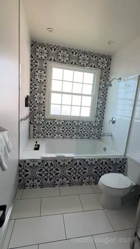 Classic King Room with Ocean View (#905) bathroom picture #11
