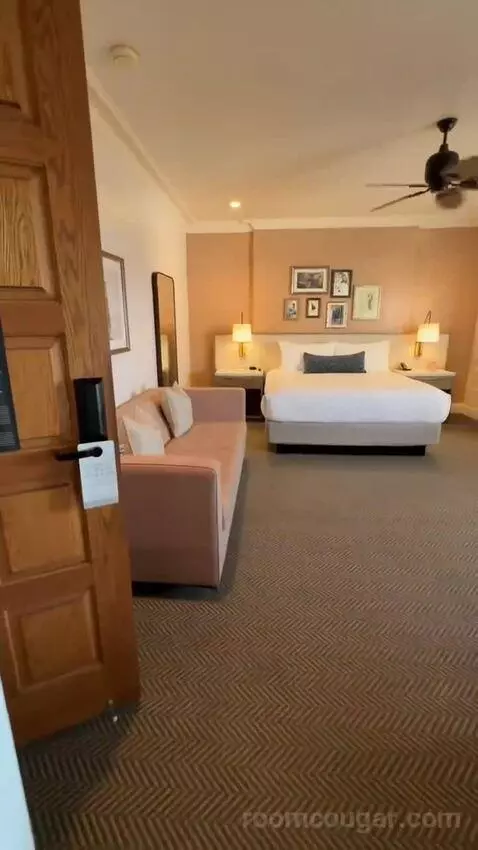 Classic King Room with Ocean View (#905) bed picture #9