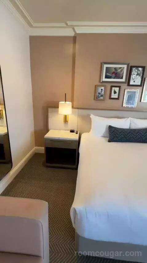 Classic King Room with Ocean View (#905) bed picture #5