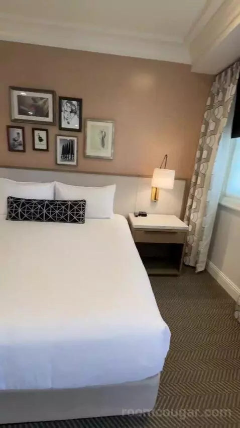 Classic King Junior Suite (#903) bed picture #1