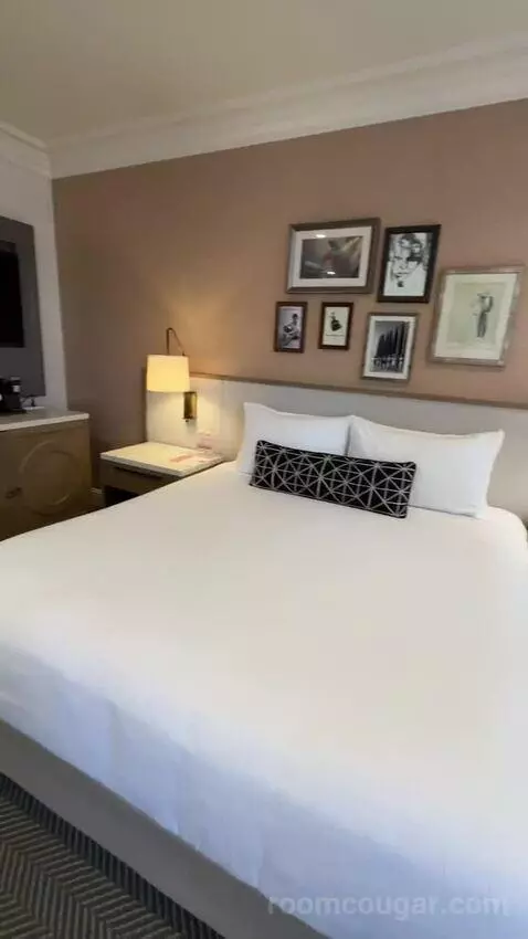 Classic King Junior Suite (#903) bed picture #7