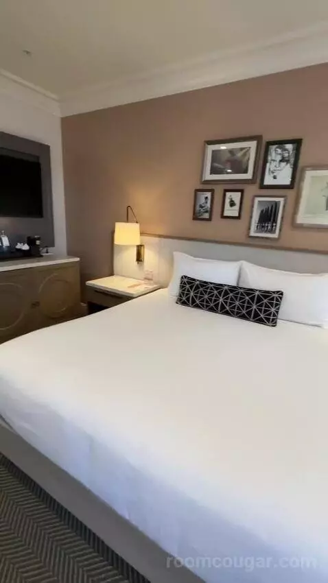 Classic King Junior Suite (#903) bed picture #8