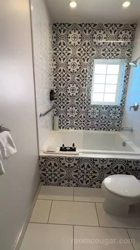 Sunset Suite (Sunset) bathroom picture #8