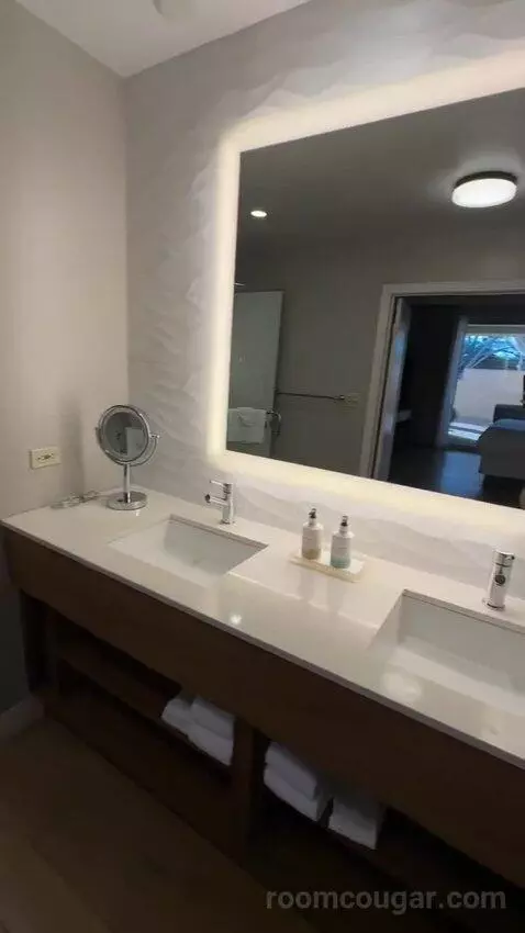 Windansea Suite (#500) bathroom picture #9