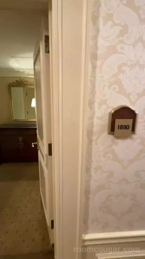 Executive Suite (#1890) picture #1