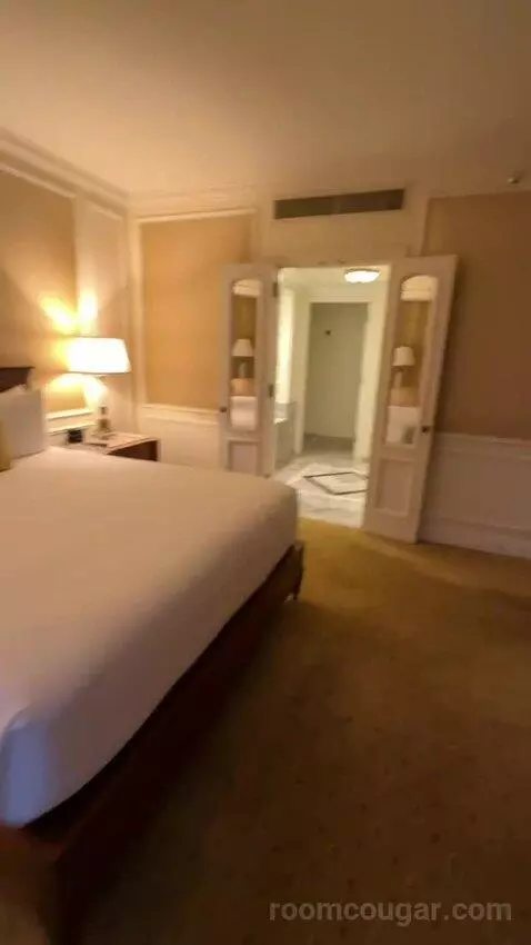 Executive Suite (#1890) bed picture #6