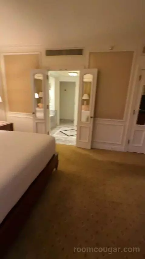 Executive Suite (#1890) bed picture #8