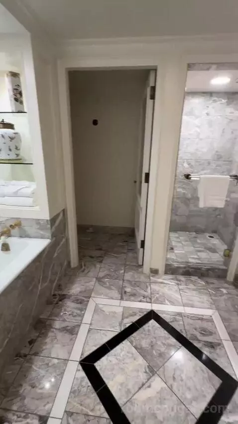 Executive Suite (#1890) bathroom picture #4