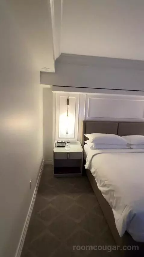 City View King, Deluxe Guest Room, 1 King, City View, High Floor (#1403) bed picture #4