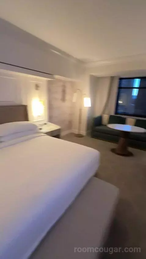 City View King, Deluxe Guest Room, 1 King, City View, High Floor (#1403) bed picture #5