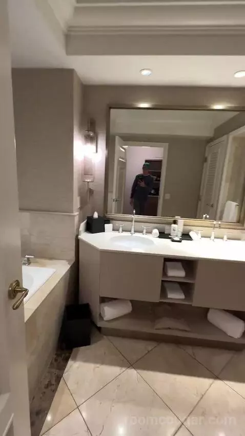 City View King, Deluxe Guest Room, 1 King, City View, High Floor (#1403) bathroom picture #4