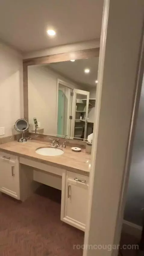 Executive Suite 1 King Bed Accessible (#1892) bathroom picture #3