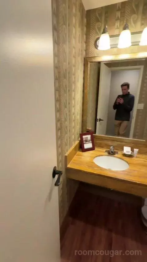 Garden View King (#161) bathroom picture #2