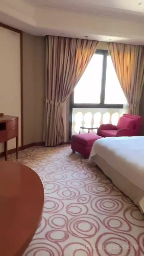 Superior King Room bed picture #1