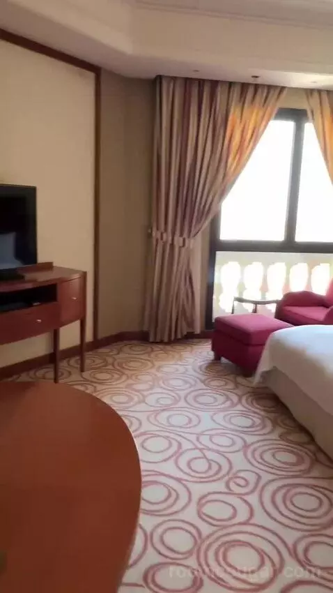 Superior King Room bed picture #3