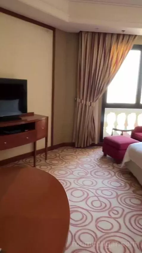 Superior King Room bed picture #4