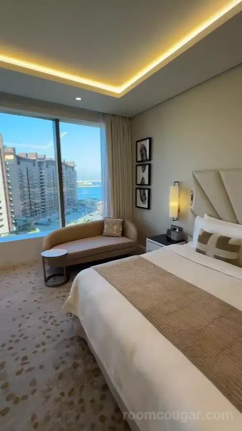 Metropolitan Suite with 1 King, Sea View (#617) bed picture #4