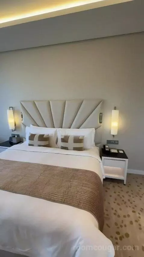 Metropolitan Suite with 1 King, Sea View (#617) bed picture #5