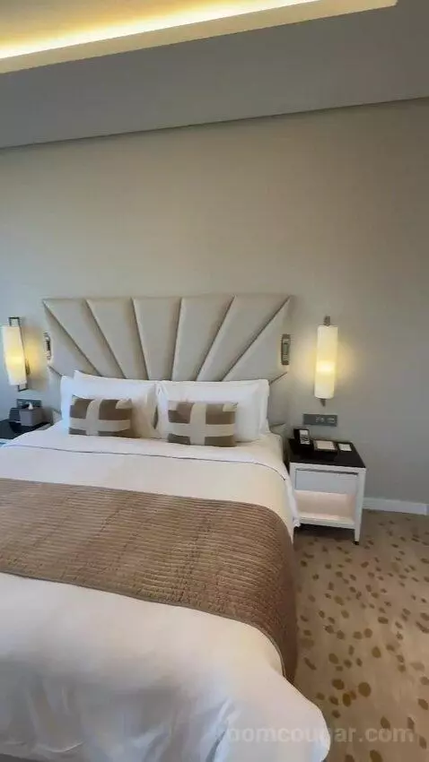 Metropolitan Suite with 1 King, Sea View (#617) bed picture #6